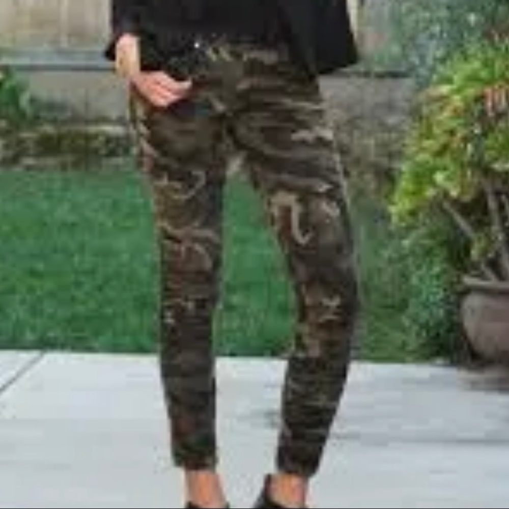 ⚫️AQUA camo pants⚫️